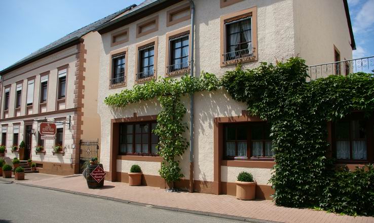 Hopezi.de:  Ferienweingut  Maria u. Hubert Feilen  in Minheim - Mittelmosel   +   Strausswirtschaft          